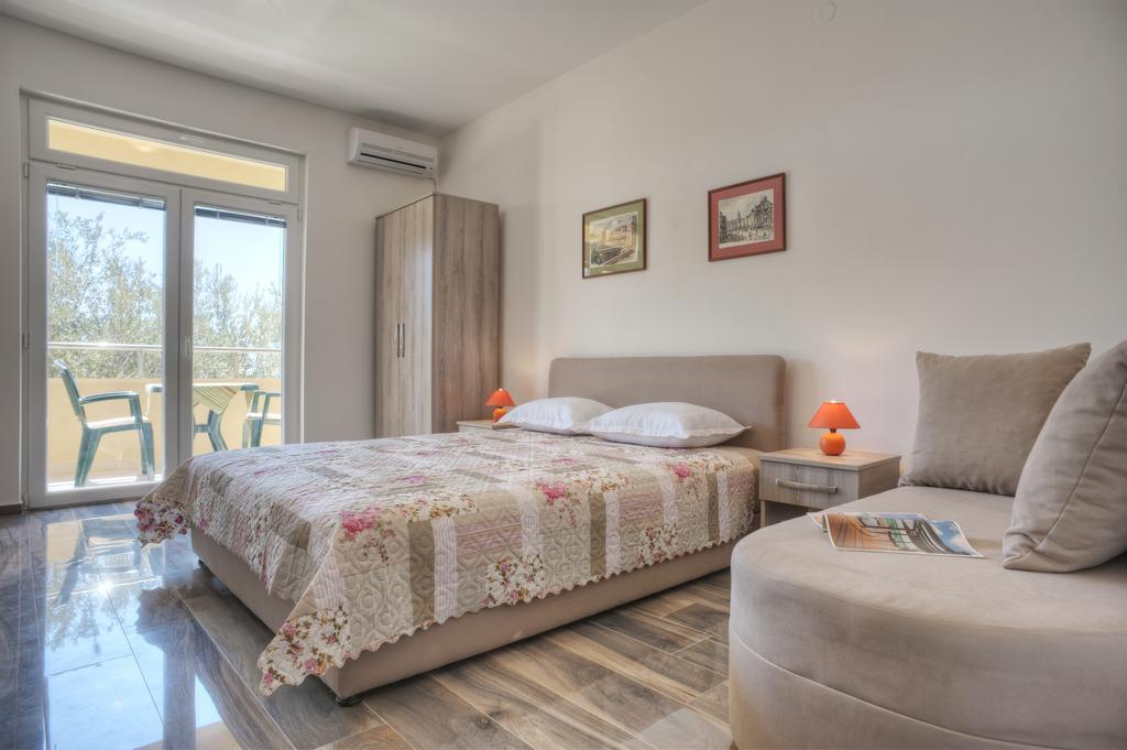 Apartmani Agape Petrovac Buitenkant foto